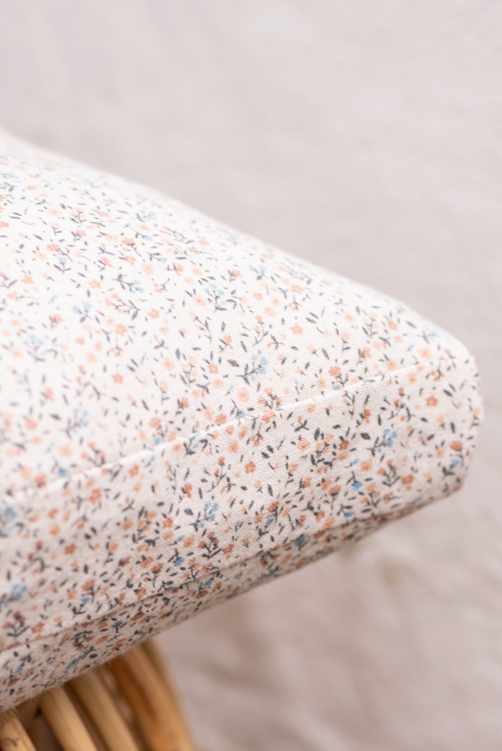 Box kussenhoes | Naturel met gekleurde bloemetjes | IB Laursen